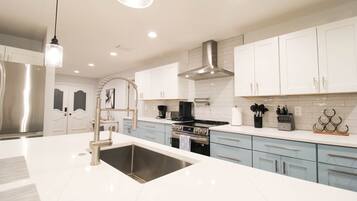 KylskÄp, mikrovÄgsugn, ugn och spishÀll