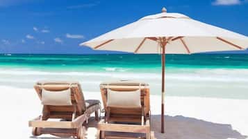 Solstolar och strandhanddukar