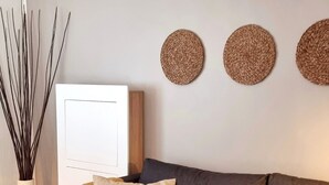 Un soggiorno moderno con un divano componibile, un tavolino in legno e decorazioni a parete in materiali tessili.