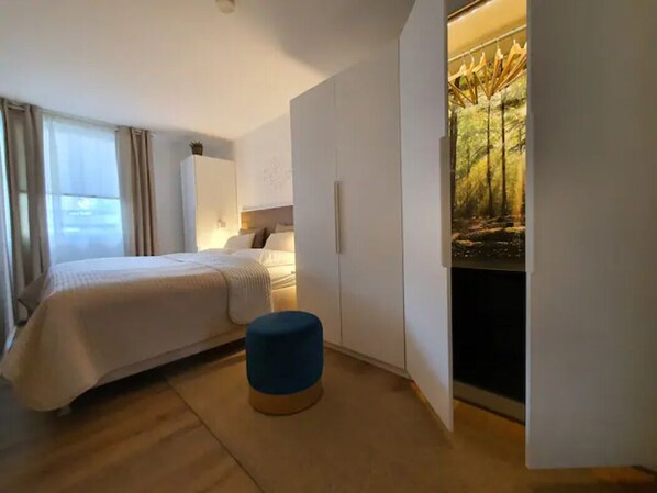 1 soverom, skrivebord, reiseseng for barn og wi-fi (inkludert)