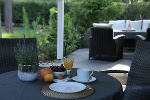 Outdoor dining - Forest bungalow "auszeit" 2-3 pers. Wifi fireplace sauna (Borkwalde)