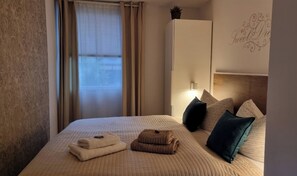 1 slaapkamer, een bureau, reisbedje, gratis wifi