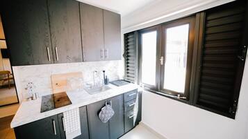 Fridge, microwave, stovetop, coffee/tea maker