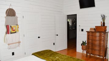 3 habitaciones, tabla de planchar con plancha y cuna de viaje