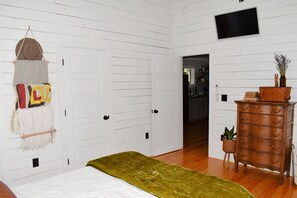 3 bedrooms, iron/ironing board, travel cot, free WiFi - Station 91 | Cabin Near Helen | SAUNA & CEDAR TUB (Clarkesville)