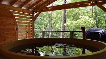 Tina de hidromasaje al aire libre