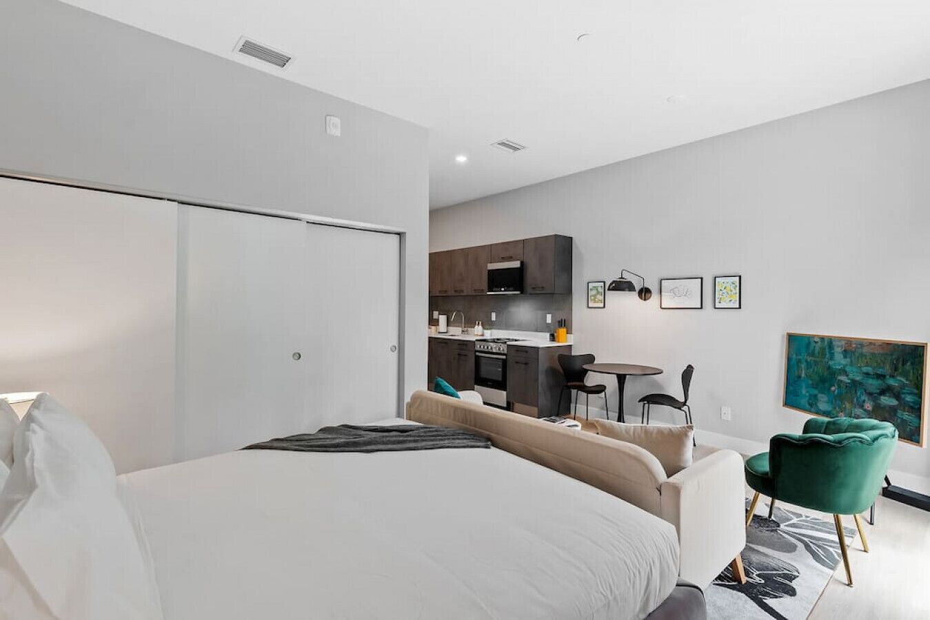 Pretty Rola #302 Cozy Condo with King Bed-Great Location!