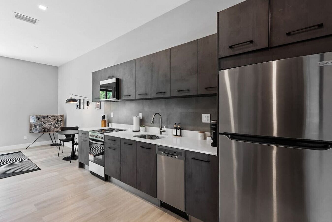 Pretty Rola #301 Zen Style Apartment w King Bed, Easy Beach Access!