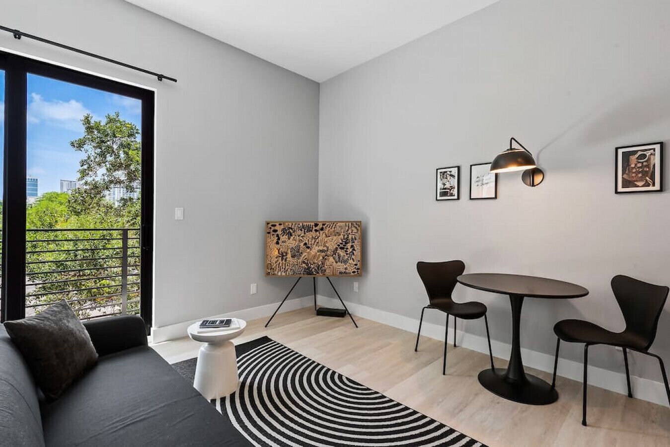 Pretty Rola #301 Zen Style Apartment w King Bed, Easy Beach Access!