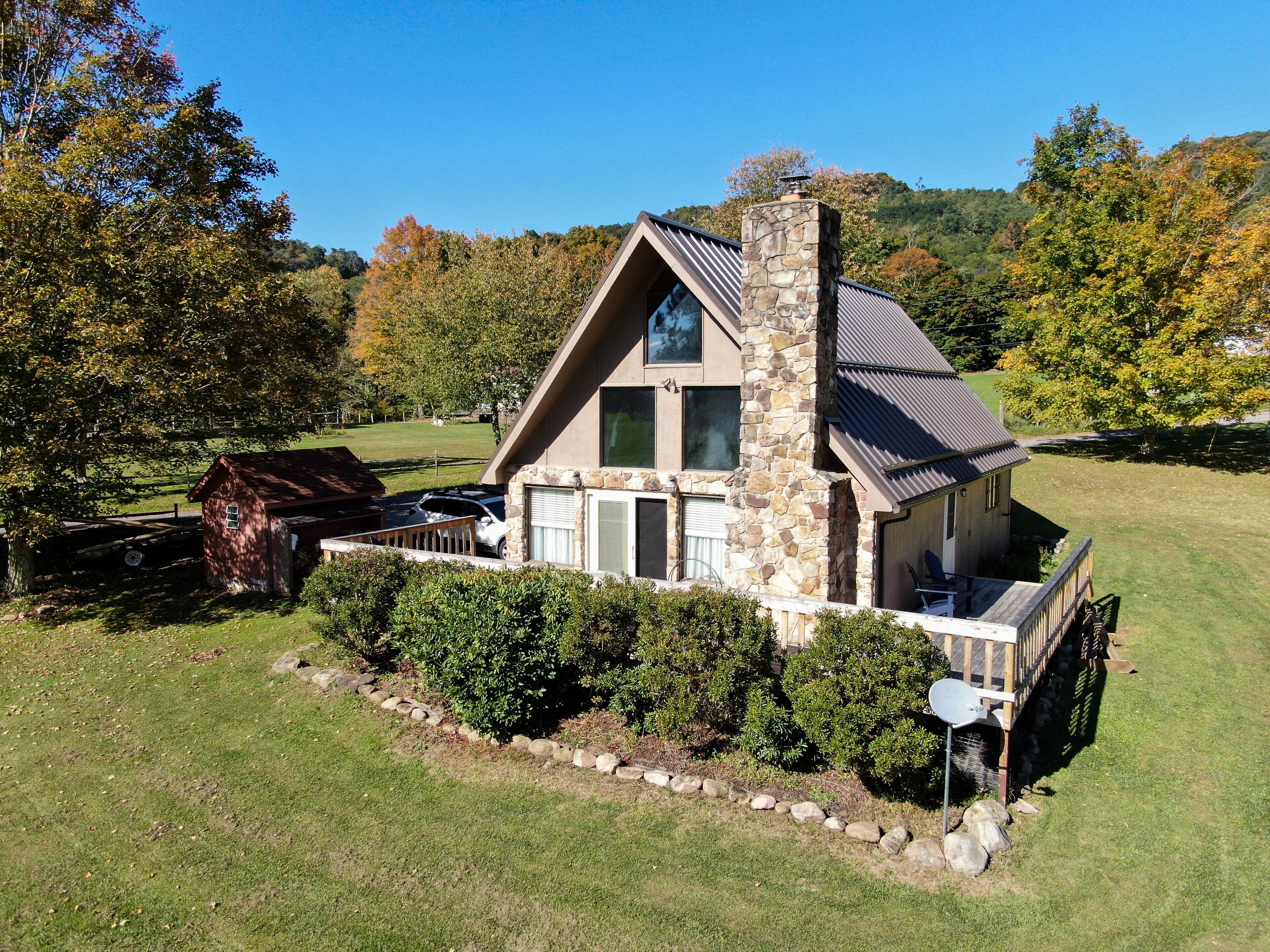 Cozy Mountain Cabin - Firepit & 5 min from Hiking!