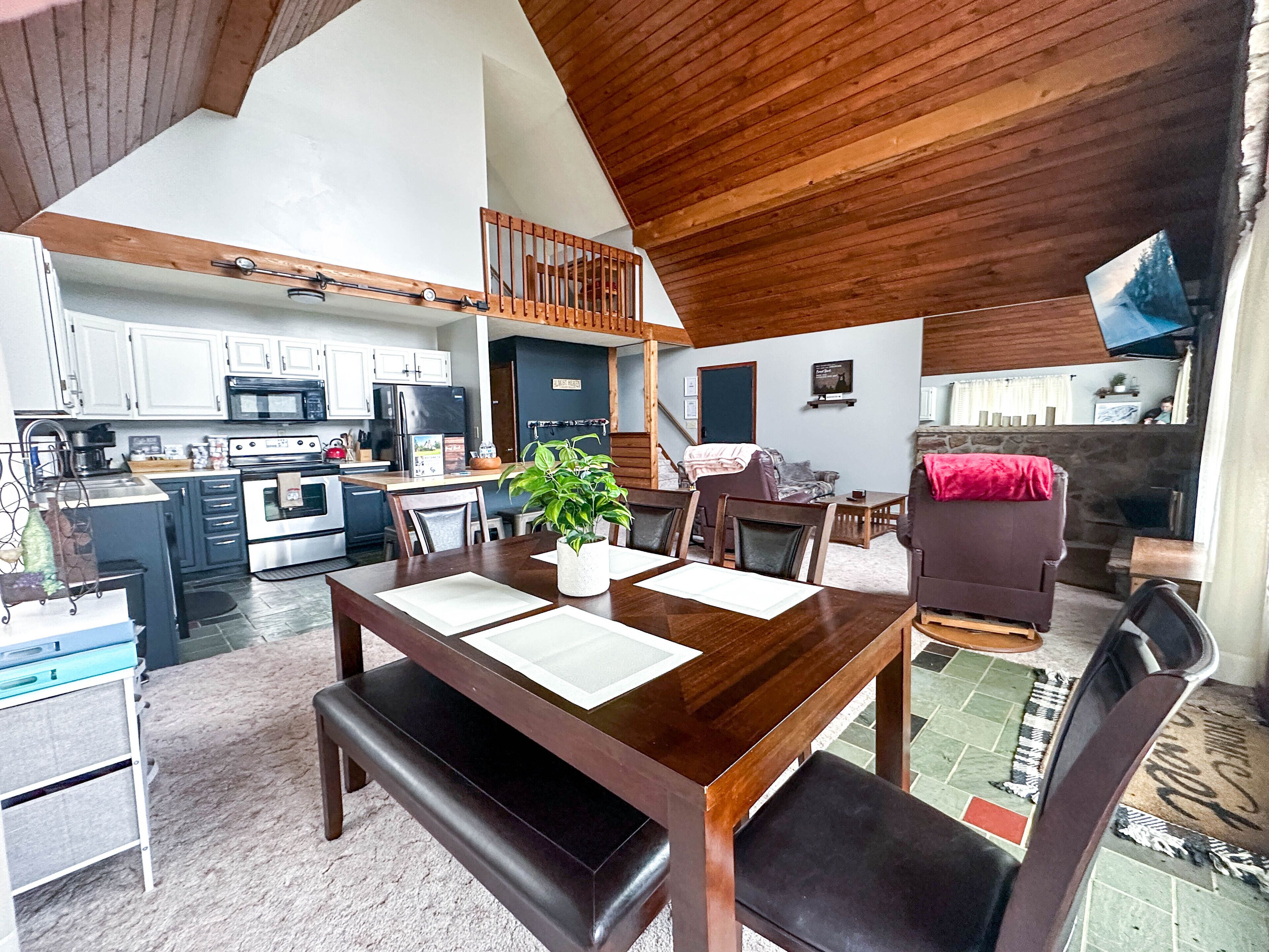 Cozy Mountain Cabin - Firepit & 5 min from Hiking!