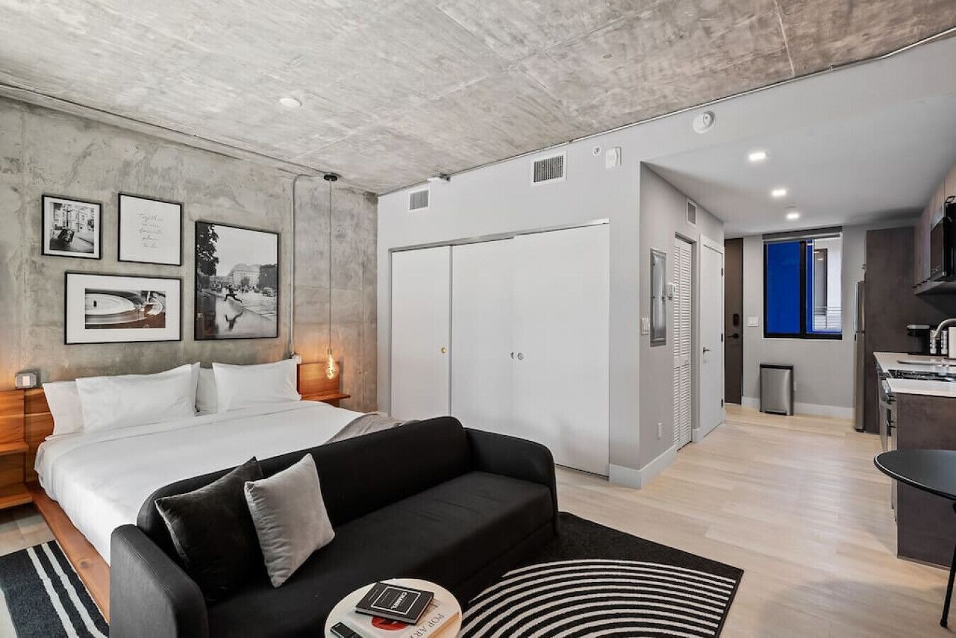 Pretty Rola #203 Deluxe Apartment with King Bed, Close to Beach and Downtown!