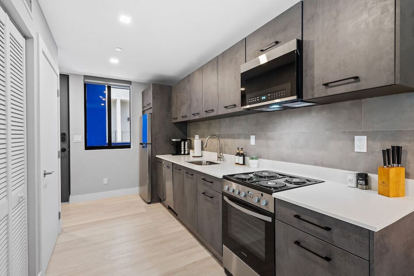 Pretty Rola #201 Luxury 1/1 with King Bed at Downtown Ft. Lauderdale Area!