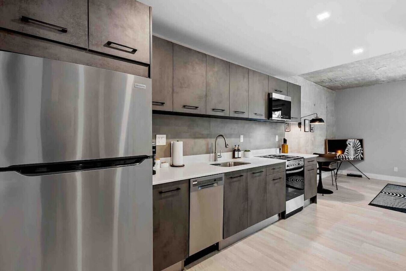 Pretty Rola #201 Luxury 1/1 with King Bed at Downtown Ft. Lauderdale Area!