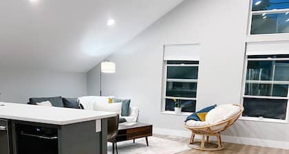 Apartment in West Wash Park! Close to light rail, downtown, dining & shopping.