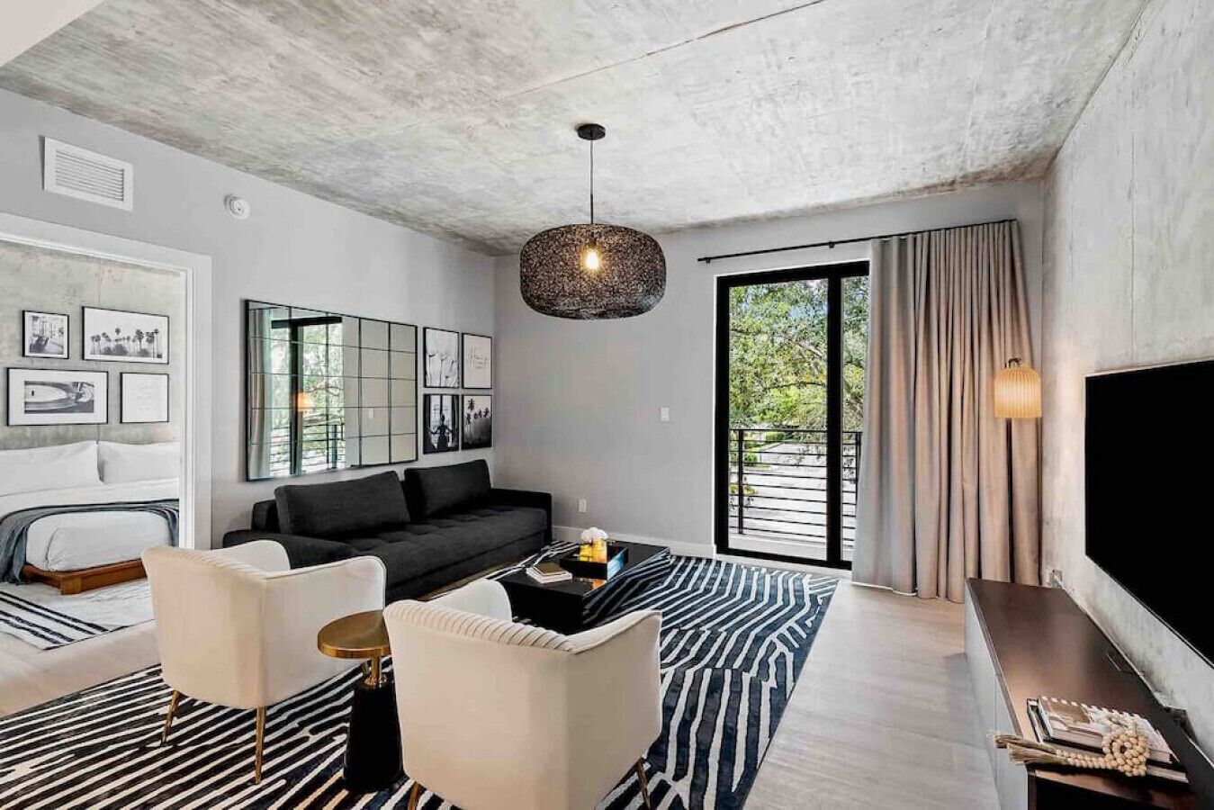 Pretty Rola #201 Luxury 1/1 with King Bed at Downtown Ft. Lauderdale Area!