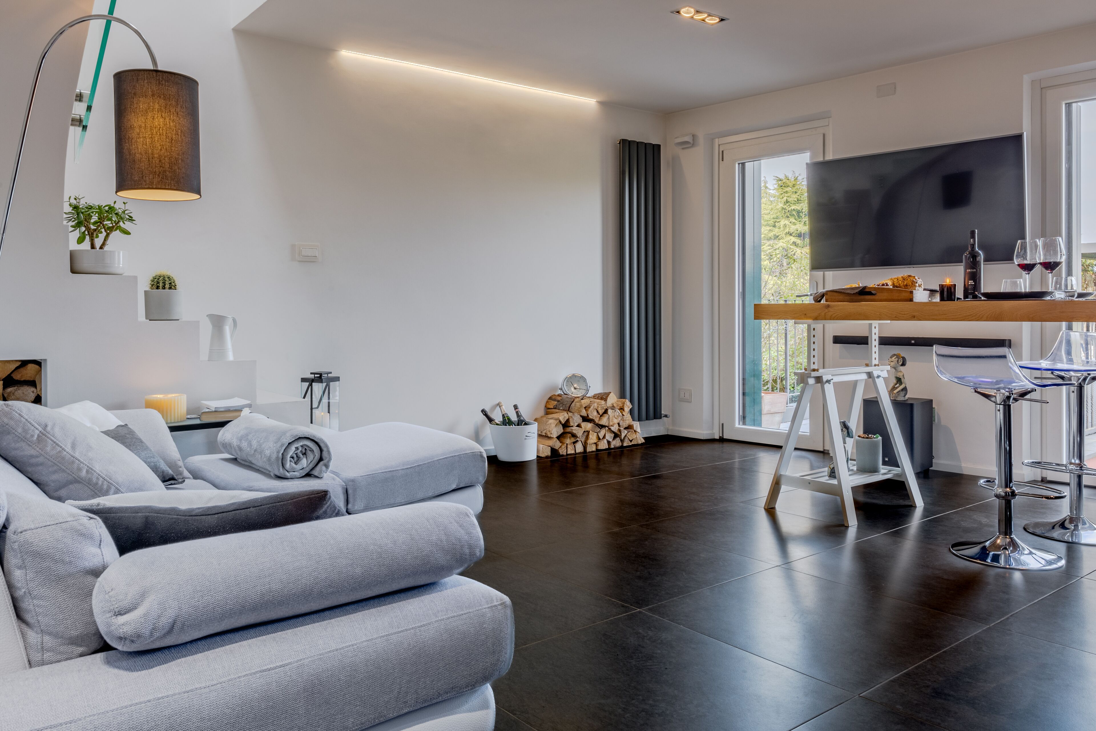 Smart TV, fireplace, DVD player, computer monitors