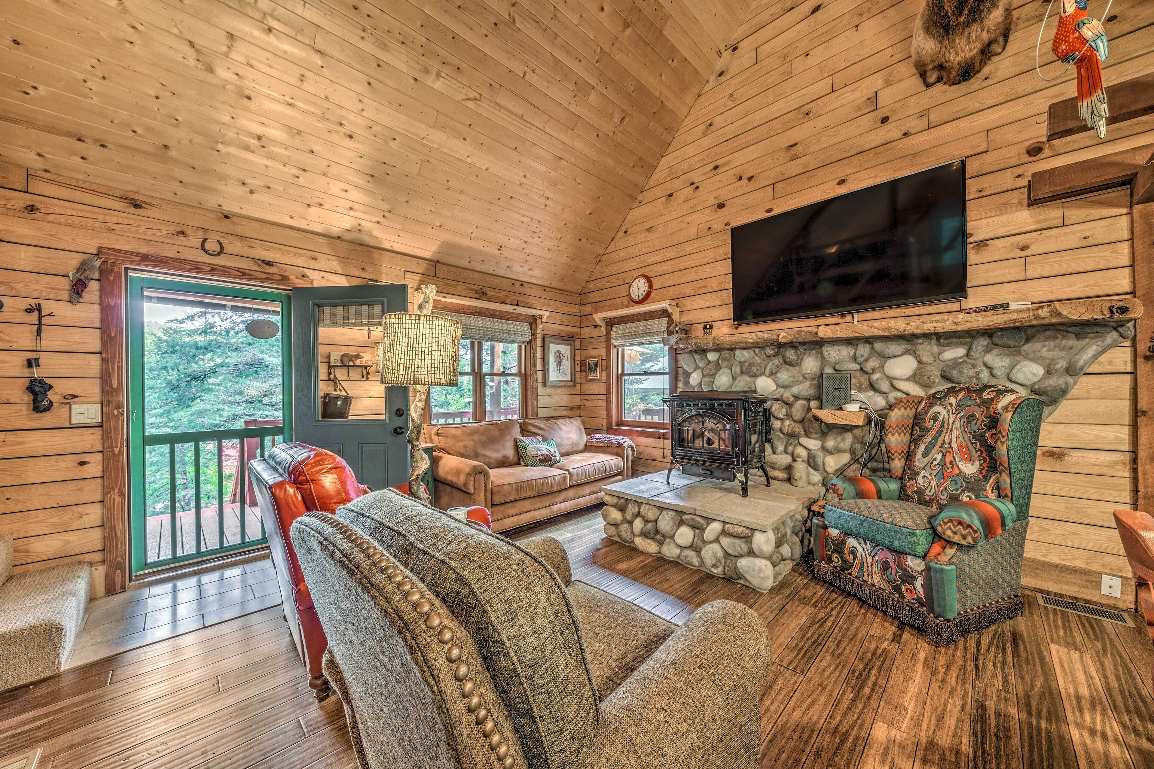 Tree-Lined 'Polly's Perch' w/ Mountain Views!