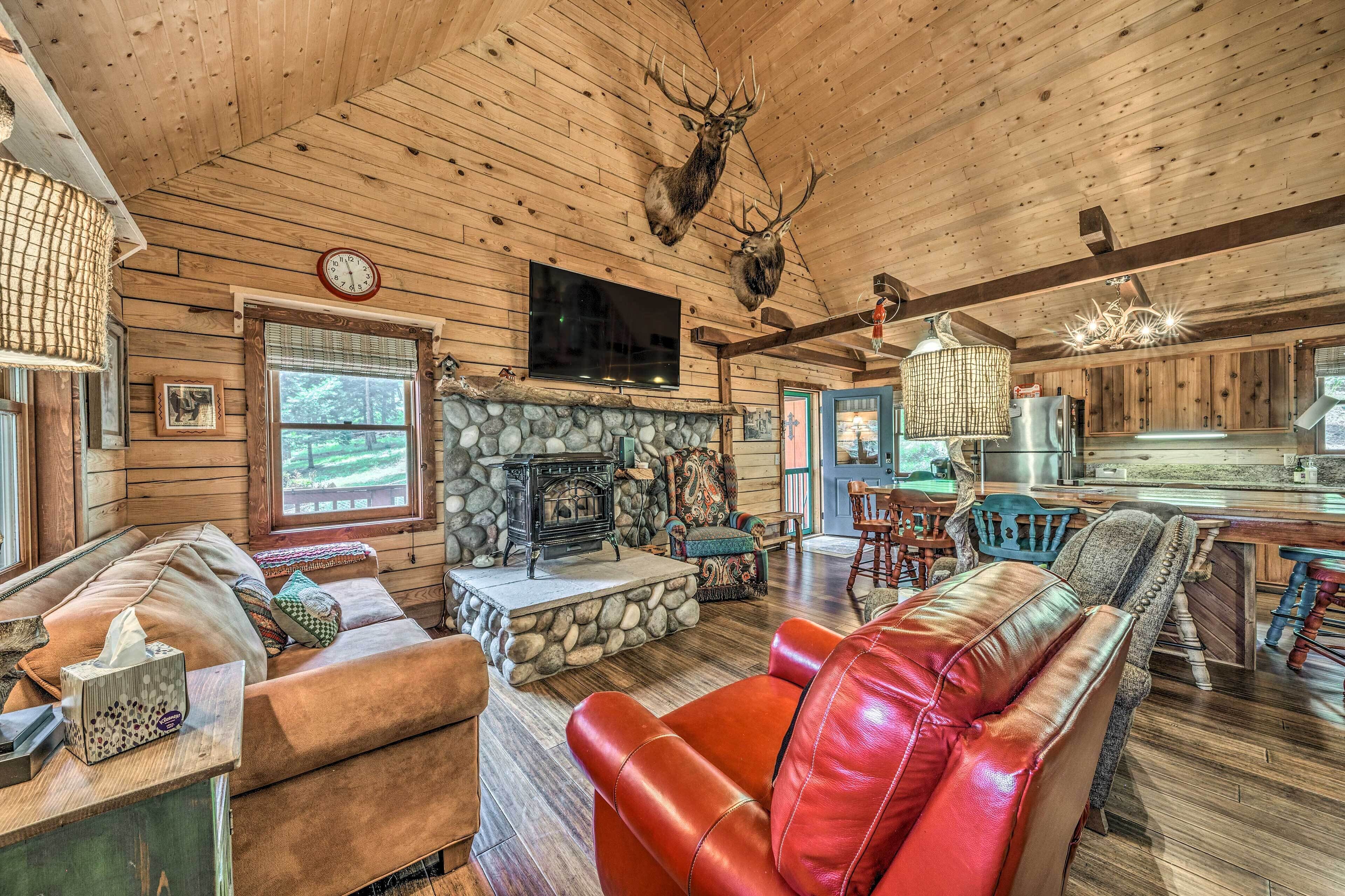 Tree-Lined 'Polly's Perch' w/ Mountain Views!