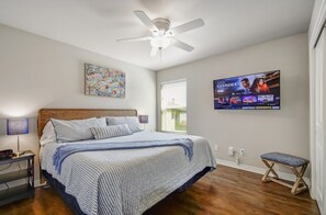 2 bedrooms, iron/ironing board, free WiFi, bed sheets - Great Location - .6 Miles from Main St (Fredericksburg)