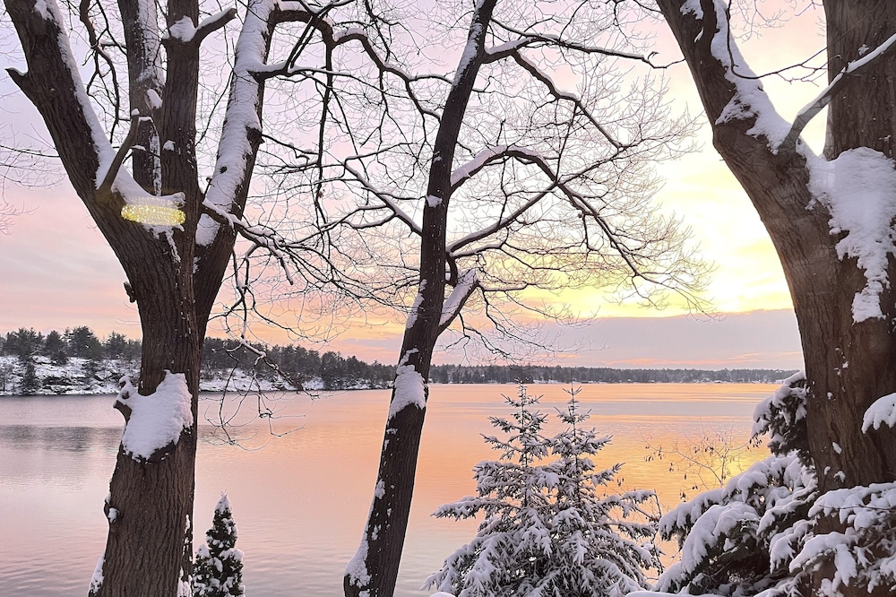 Peaceful and Family-Friendly Downtown Lake House with Private Docks