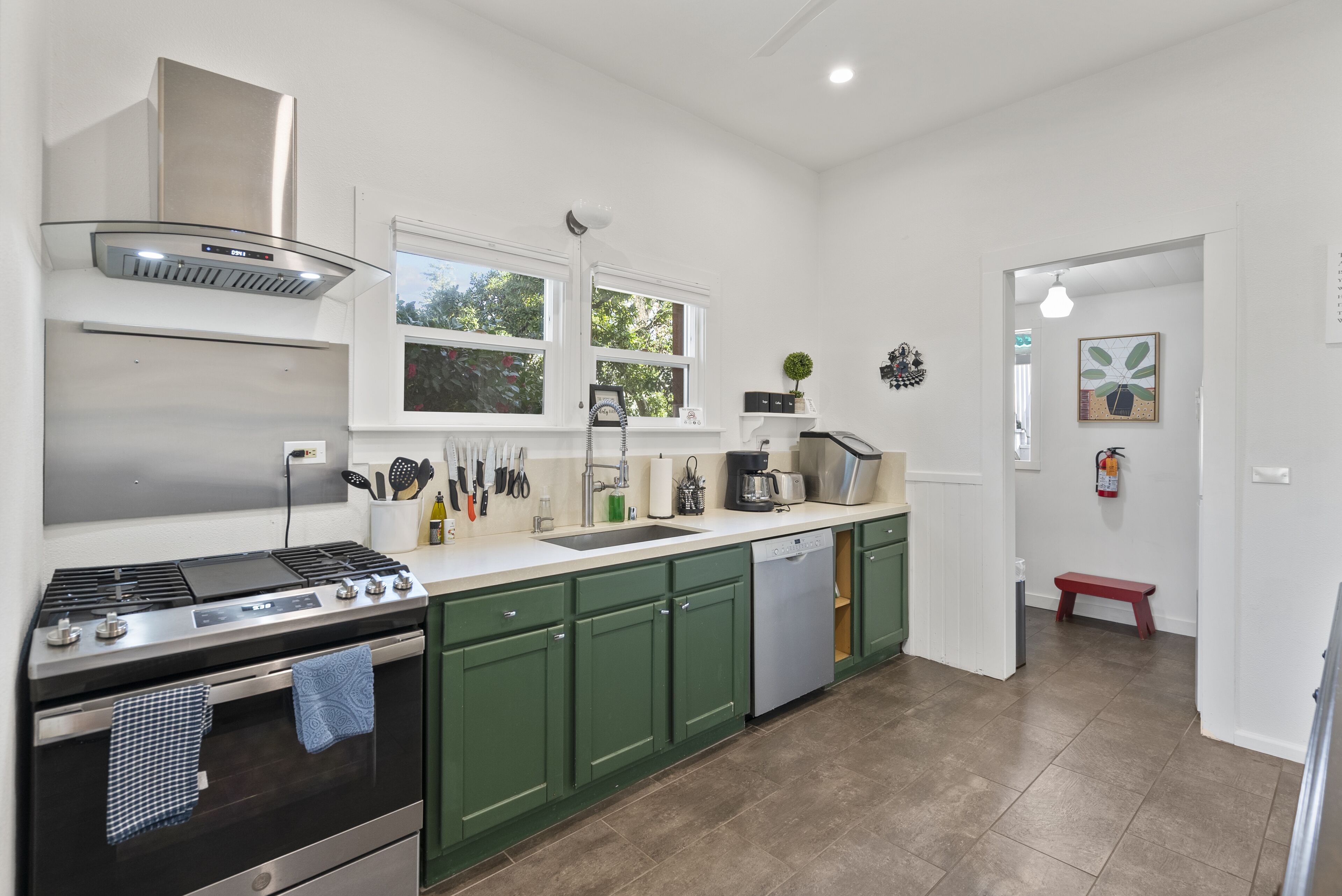 Down Town NAPA HOT TUB Retreat - 3 Bed l 2 bath Center Location around Wineries 