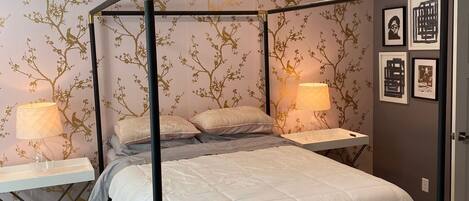 1 dormitorio, tabla de planchar con plancha, wifi y ropa de cama