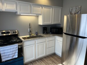 Departamento | Cocina privada | Refrigerador con congelador, microondas, horno y parrilla de estufa 