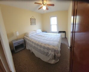 2 bedrooms, desk, iron/ironing board, free WiFi - Sunrise Apartment - 2 bedroom with Bay views. (Alpena)