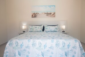 6 bedrooms, in-room safe, desk, iron/ironing board - Dream Getaway in Palm Beach - pool, walk to beach, nightlife & restaurants. (Noord)
