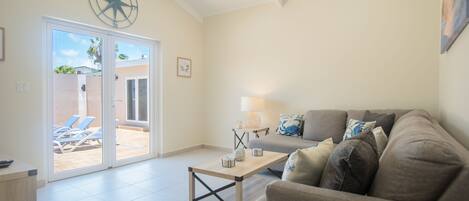 TV connectée, table de tennis de table, livres