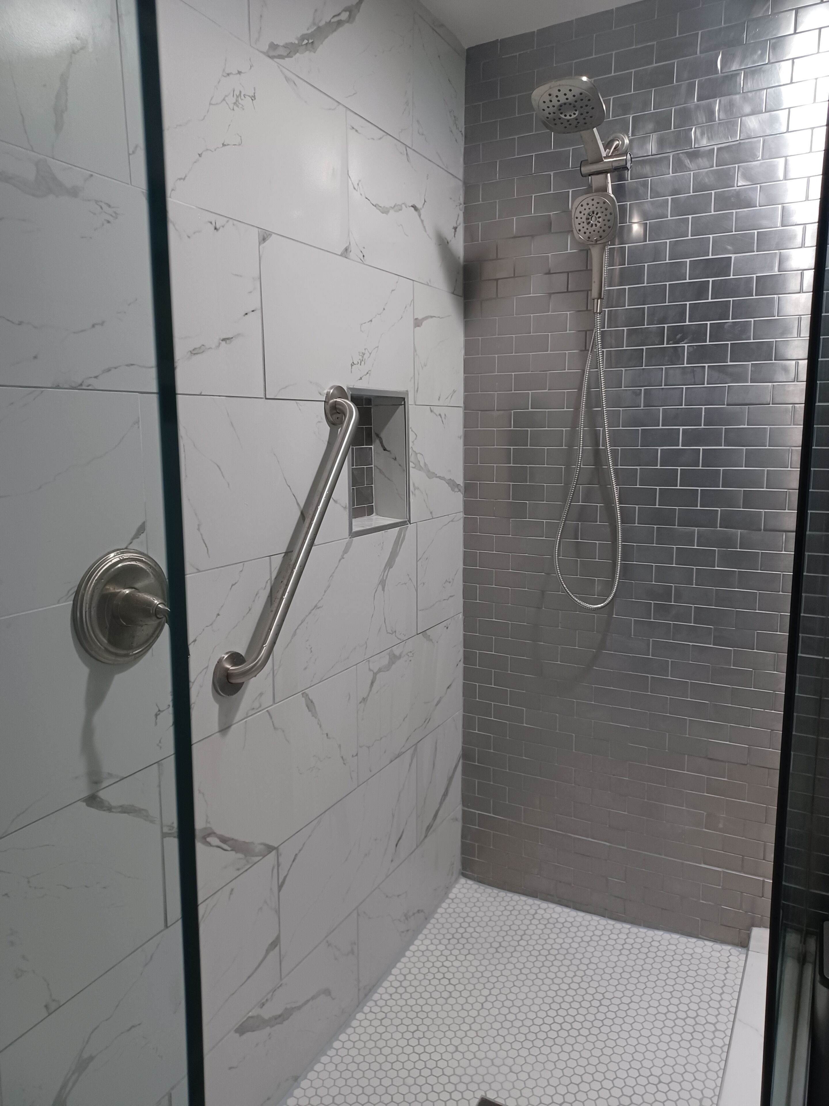 Ensemble douche/baignoire, sèche-cheveux, serviettes fournies, savon