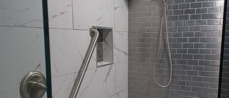 Ensemble douche/baignoire, sèche-cheveux, serviettes fournies, savon