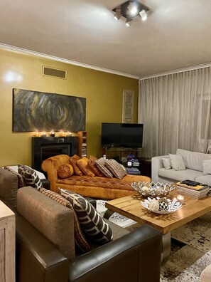 Smart TV, chimenea, Netflix, películas de estreno