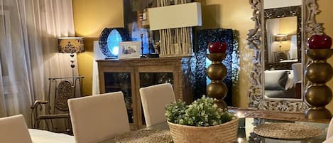 Rom – deluxe | Oppholdsområde | En 55-tommers smart-TV med digitale kanaler samt TV og peis