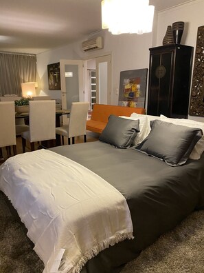 Deluxe Room | Premium bedding, down comforters, desk, laptop workspace - Yellow House (Oeiras)
