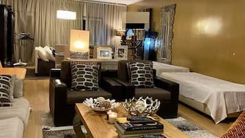 Deluxe Room | Living area | 55-inch Smart TV with digital channels, TV, fireplace