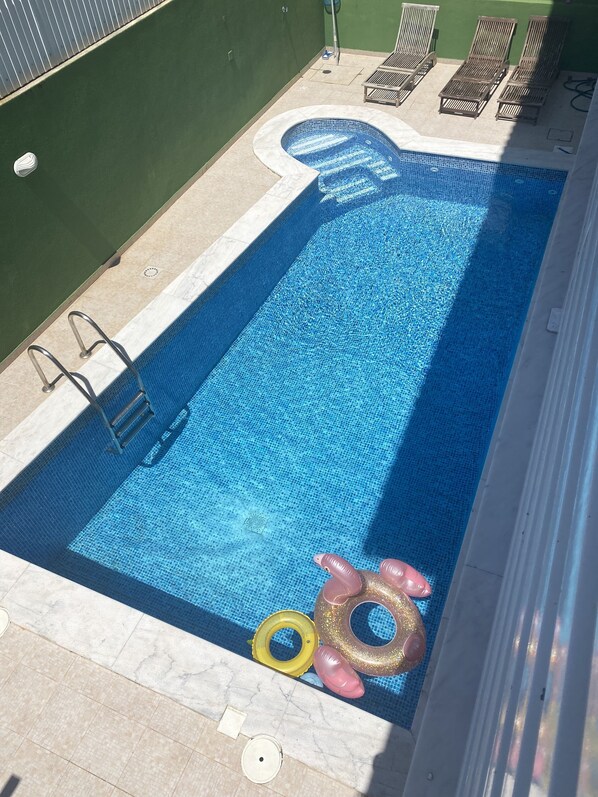 Outdoor pool, sun loungers - Yellow House (Oeiras)