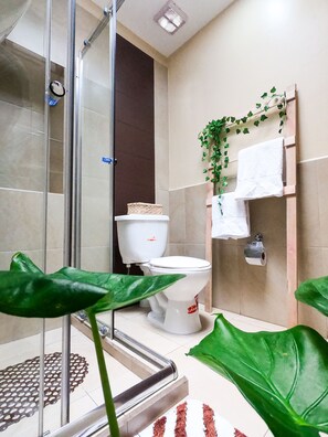 Regadera, toallas, papel de baño