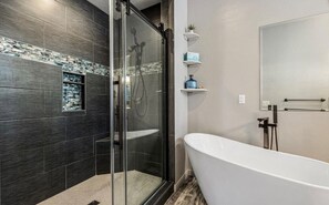Bathtub, hair dryer, towels, soap - Forest Home-Panoramic Pine Views/Arcade/Spa/Games (Prescott)