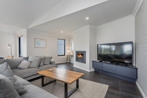 ラグジュアリー ハウス | リビング エリア | 40 インチのスマートテレビ (デジタル放送視聴可)、テレビ