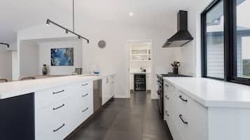Luxury House | Private kitchen | Full-sized fridge, microwave, oven, stovetop
