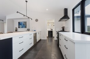 ラグジュアリー ハウス | 専用キッチン | 大型冷蔵庫、電子レンジ、オーブン、コンロ