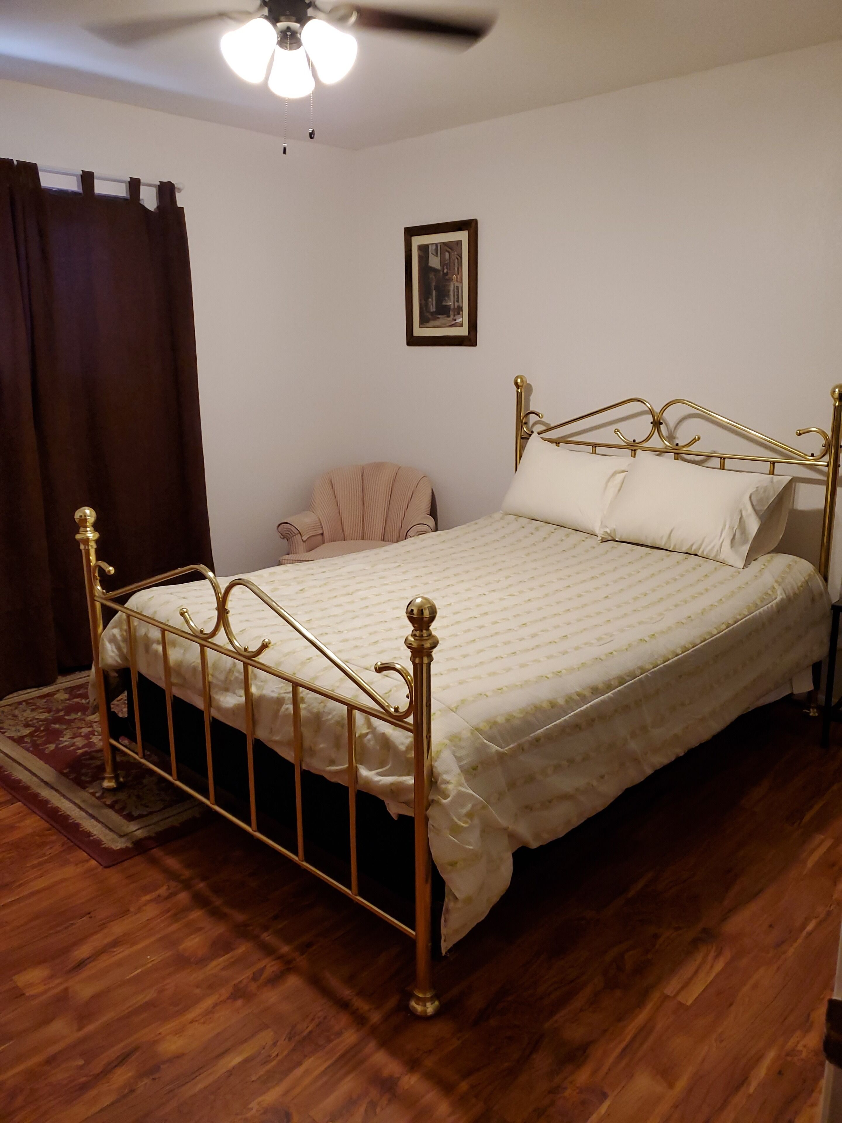 3 habitaciones, caja de seguridad en la habitación y escritorio 