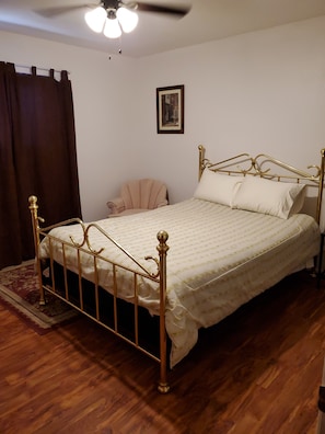 3 soverom, safe på rommet, skrivebord og strykejern/-brett