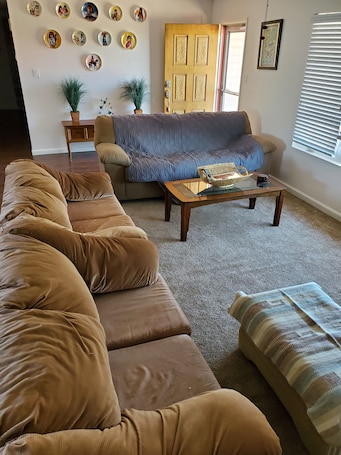 Smart TV, DVD player, ping pong, books. Coolwhitemtns#pets! 3br+den2ba house 2gar+rv driveway 1 acre fenced front&back