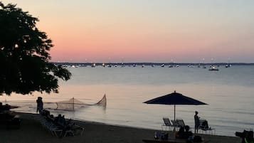 Beach nearby, sun-loungers, beach towels