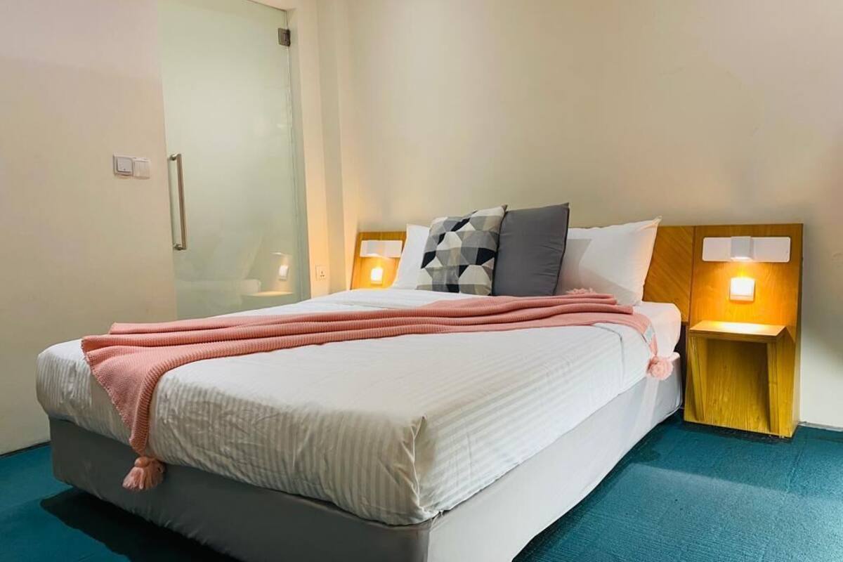 Standard Double Room | Iron/ironing board, WiFi (free), bed sheets
