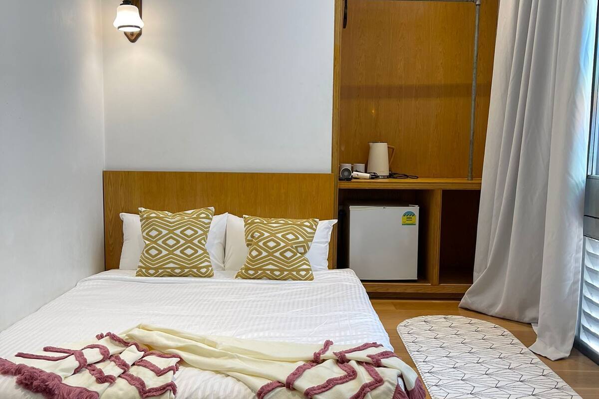 Deluxe Double Room | Iron/ironing board, WiFi (free), bed sheets