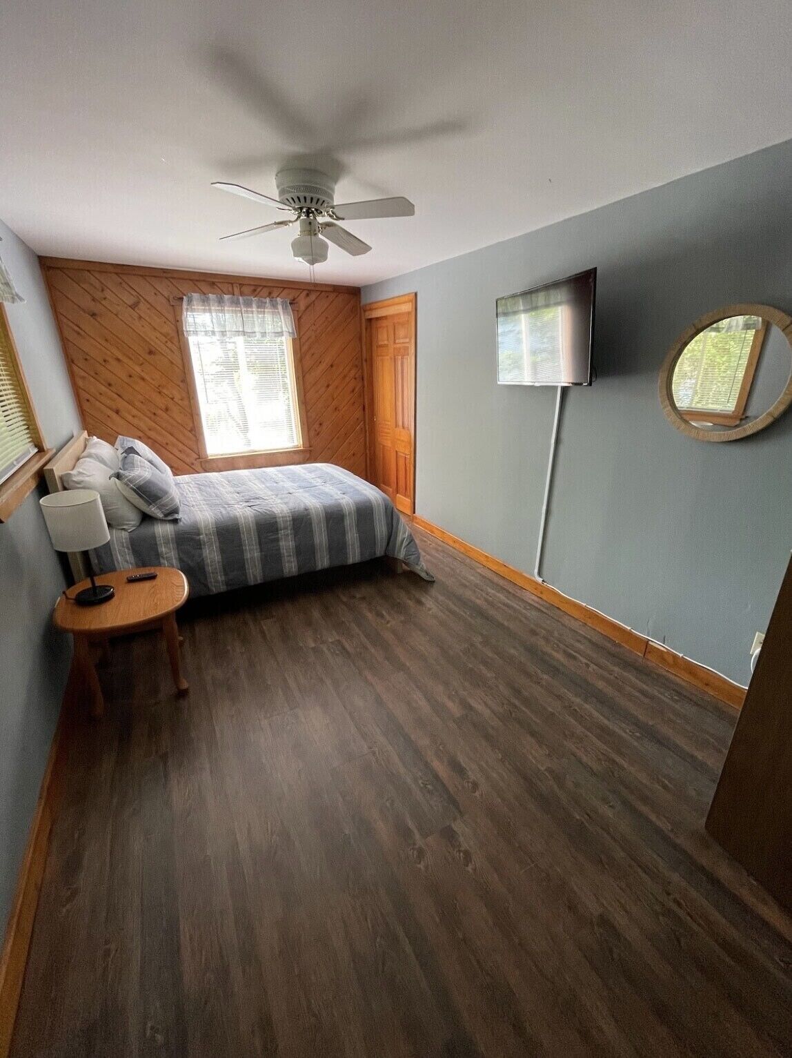 Lakefront Vacation Home With Hot Tub